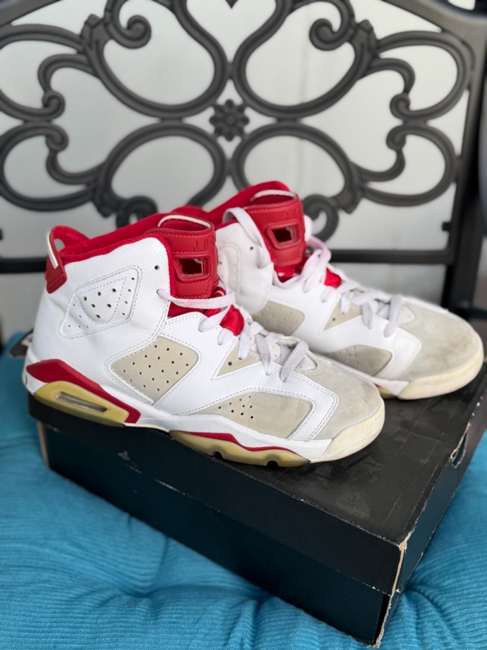 Jordan 6 Retro “Hare” red & white Size: 6.5Y